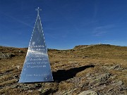 83 Piramide stilizzata a ricordo del vescovo di Bergamo Amadei, amante della montagna